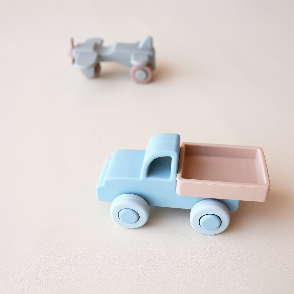 Avión o camión de juguete